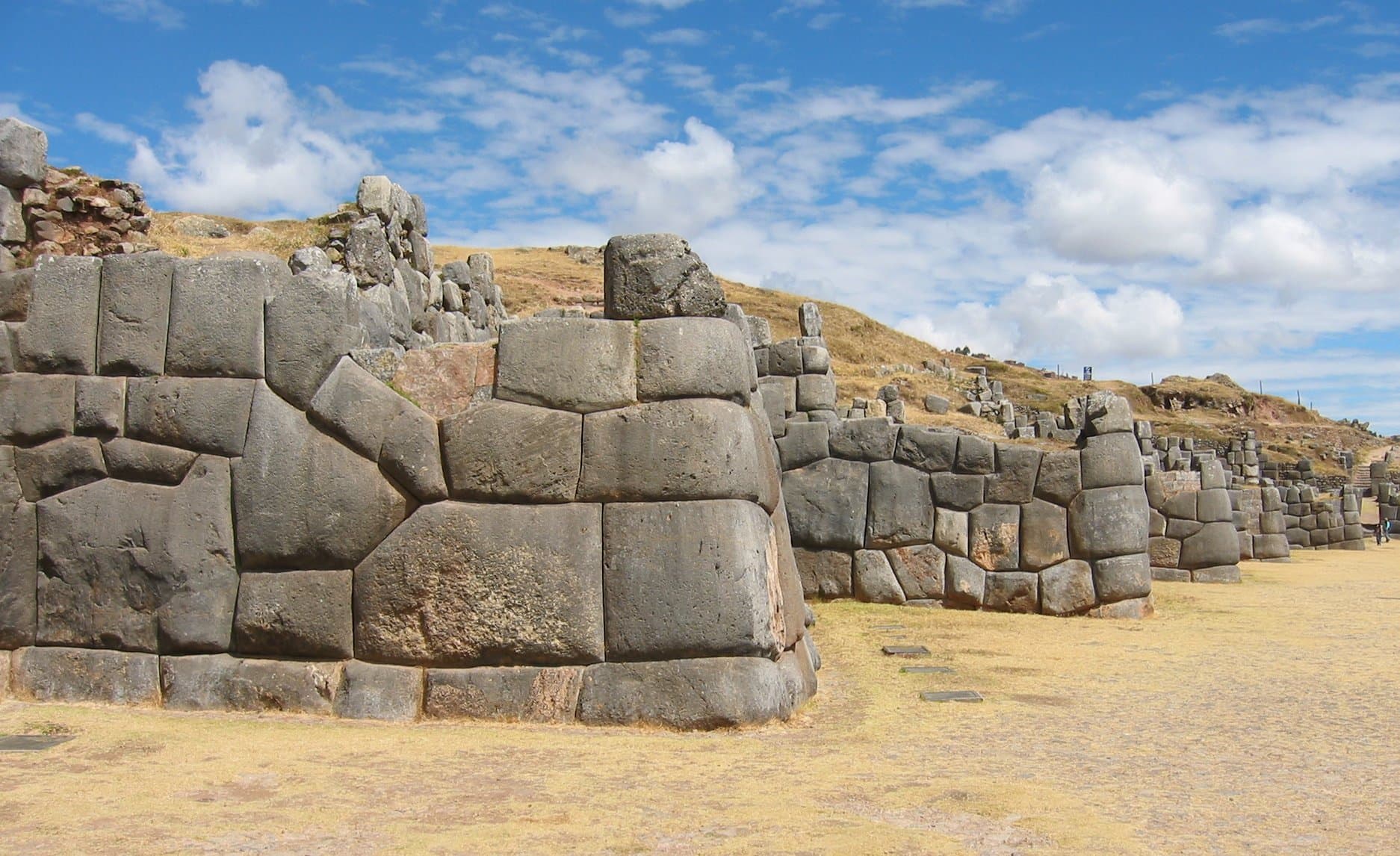 Polygonal masonry walls at Sacsayhuamán, Cusco (Public Domain)